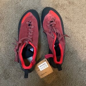 NWT Red Mens 10.5 ClimbX Rock Climbing Shoes